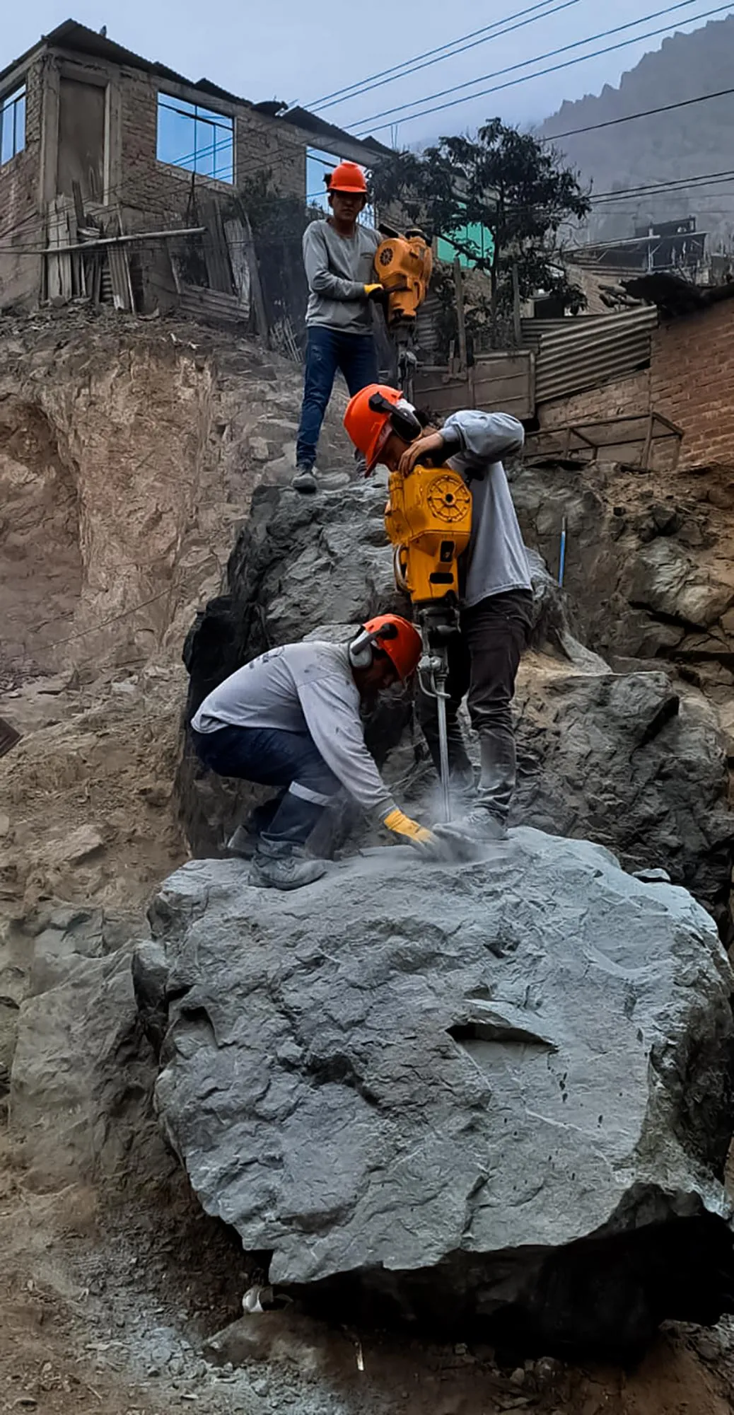 Mano de obra con rotomartillo en piedra