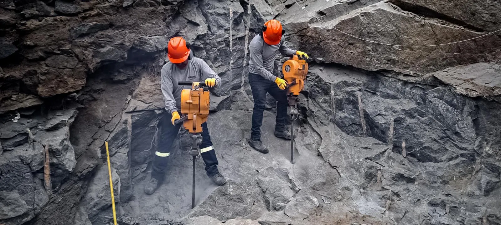 Trabajadores usando rotomartillo YN27C
